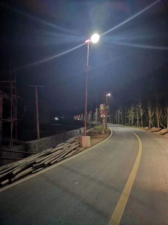 40W AIO-T solar street light in country road