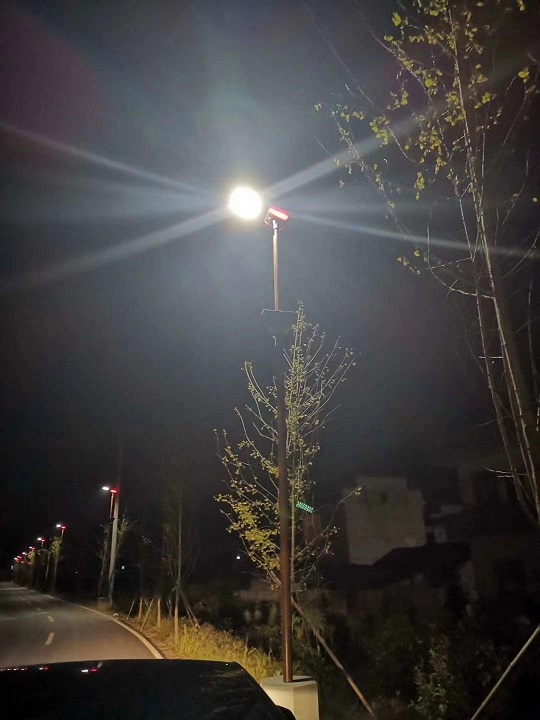 40W AIO-T solar street light in country road